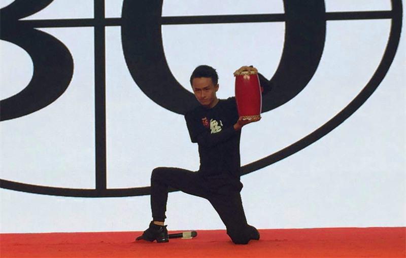 是学院文传系学生周益冬获全省电视节目主持新